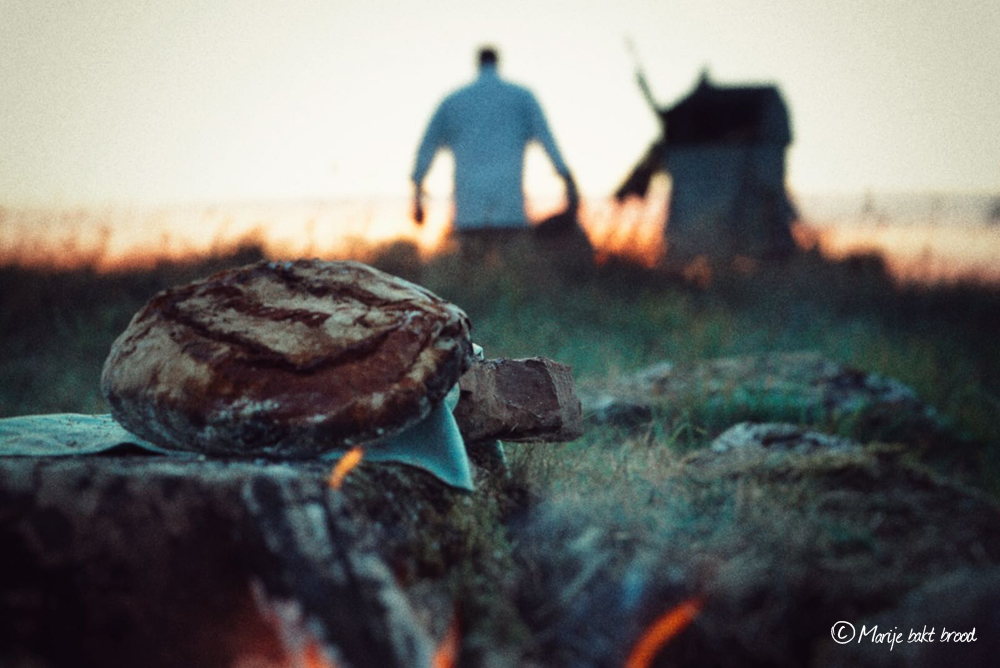 brood bakken op een open vuur, foto Samie Reynaerts
